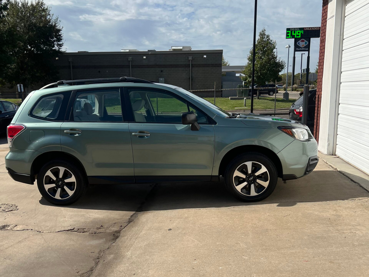 SUV PDR Full PDR restoration with clean, undisturbed paint and perfectly corrected body lines across the entire vehicle.